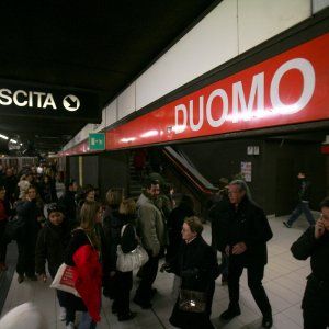 Milano, le scritte shock dei vandali della metropolitana: "Più sbirri morti"