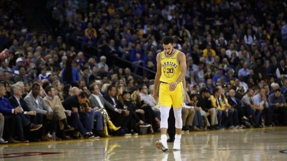 Basket, Nba: Milwaukee travolge Golden State, Curry ko. Gallinari si arrende a Portland