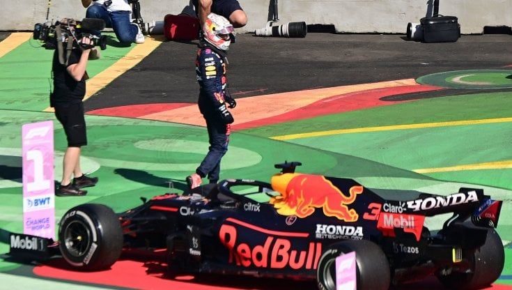 Gp Messico, Verstappen vince e allunga in classifica: Hamilton è secondo. Leclerc quinto, poi Sainz