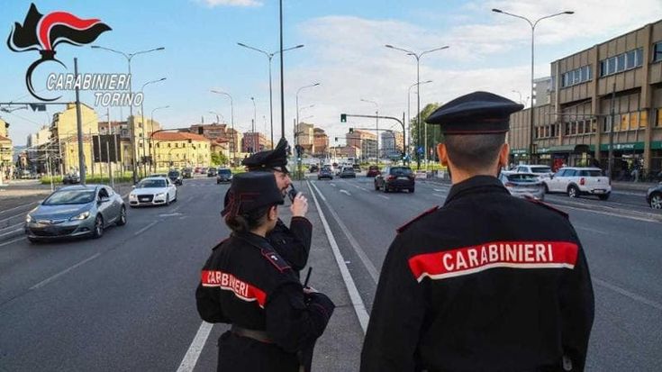 Quattro giovani assaltano un 84enne e prelevano con il suo bancomat. Fermati dai carabinieri