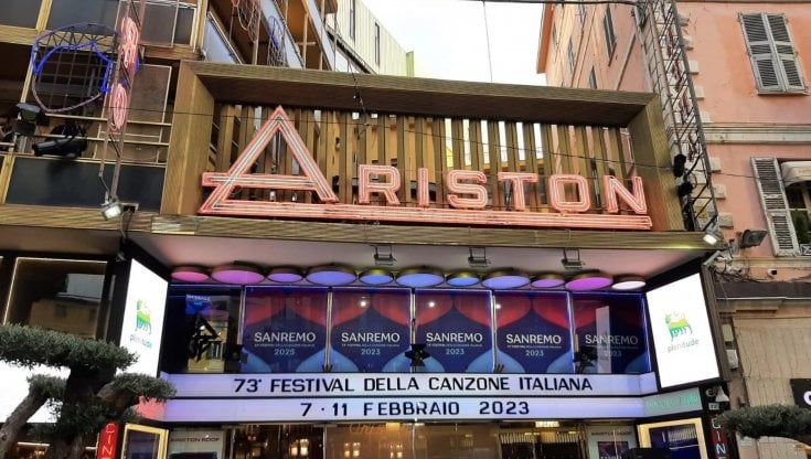 Un tappeto verde per l'Ariston: l'assedio felice alla città, a poche ore dal debutto del Festival di Sanremo 2023 