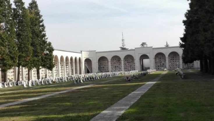 Smontano grondaie e pluviali in rame del cimitero: ladri messi in fuga dalla polizia locale 