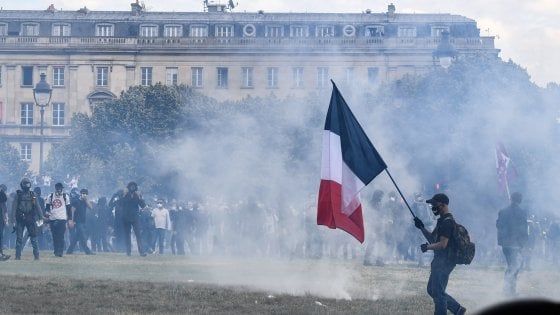 Da eroina a detenuta: l'arresto violento dell'infermiera Farida scuote le Francia