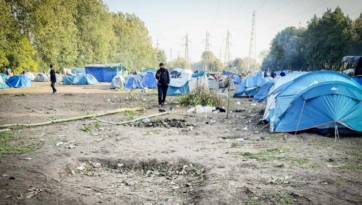 Calais, i rifugiati sempre più segregati nella periferia della città e spesso cacciati anche dal pronto soccorso