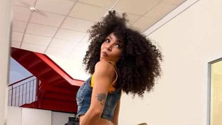Conti scherza in diretta sui jeans di una ballerina: lei lo accusa di sessualizzazione