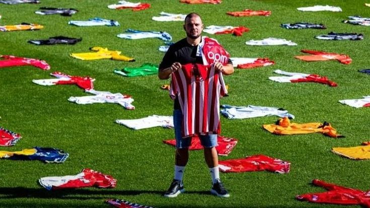Il tifoso con 1146 maglie dello stesso club, la collezione da record di Julien Bouron