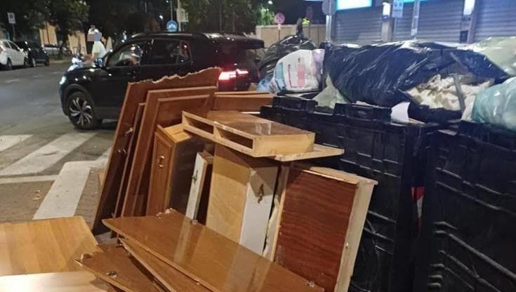 Bologna, trovano 86mila euro in un mobile in strada e li portano in Comune. Ecco a chi sono andati