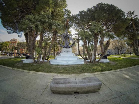 Volontari in azione nella villa comunale di Castellammare, ripulito il monumento “Stabia al Marinaio”
