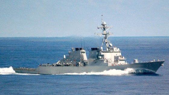 Stretto di Hormuz, colpi di avvertimento di navi Usa verso imbarcazioni iraniane