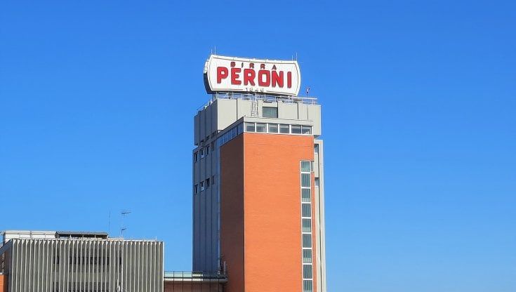 Birra Peroni rinnova l'insegna, cambia lo skyline di Bari