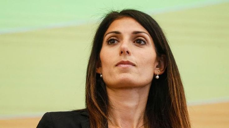 Virginia Raggi rompe il silenzio: “Fake news su di me”. Gli attivisti: “Chiarisci su Conte e Grillo”