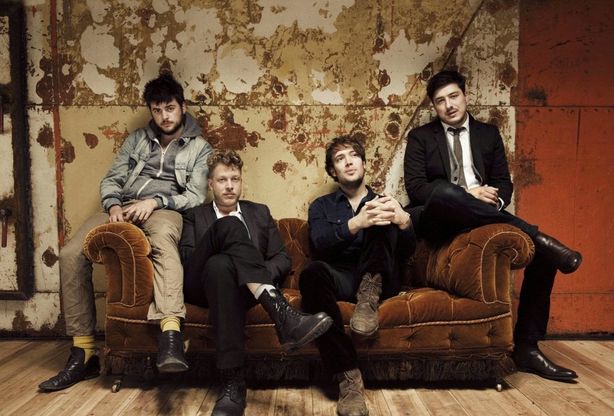 12 casi di violenza sessuale al festival svedese, i Mumford and Sons protestano