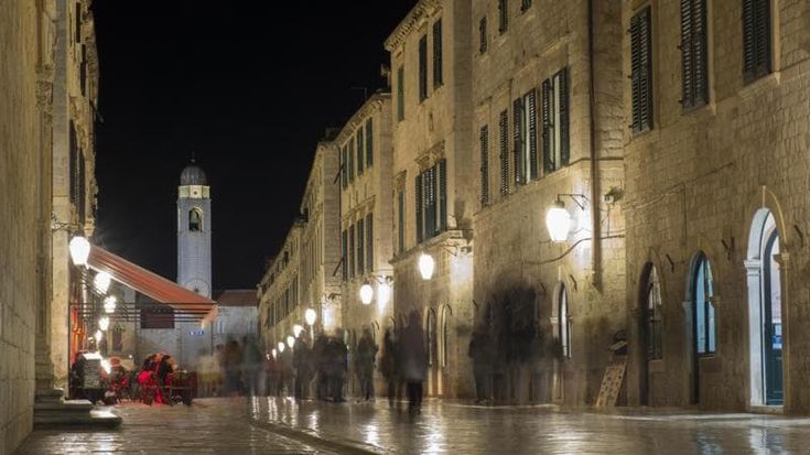 Dubrovnik. Mura a “numero chiuso”, non più di 2 navi al giorno. “Solo così il turismo sopravviverà”