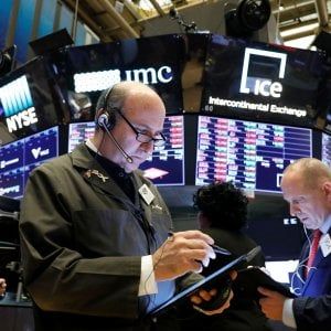 Borse Ue miste, lo spread torna a salire