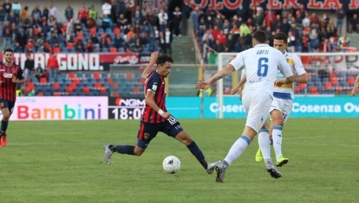 Elezioni Cosenza: il telecronista della partita spinge il candidato sindaco di centrodestra, Dazn si dissocia