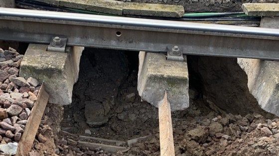 Maltempo, cede massicciata a ridosso dei binari. Linea Bologna-Vignola interrotta