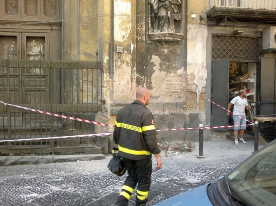 La chiesa perde i pezzi<br />intervengono i vigili