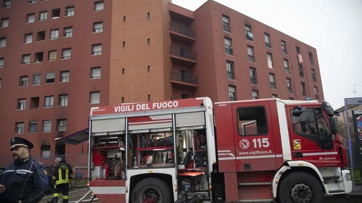 Cinisello, incendio ed esplosioni in un palazzo di sette piani per la rottura di un tubo del gas