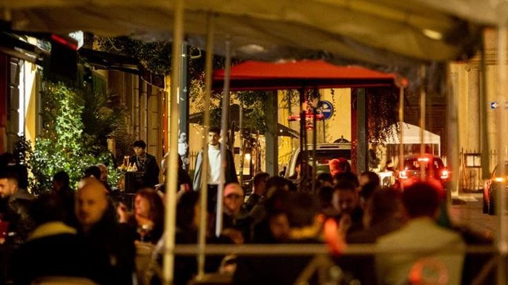Multe contro la movida: 2.600 verbali per le auto in sosta selvaggia di notte in via Lecco