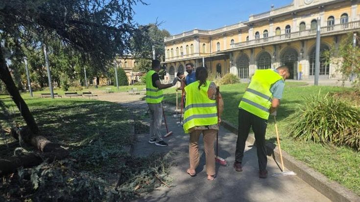 Cremona colpita dal nubifragio: esercito e volontari ripuliscono la città ferita