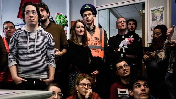 Francia, Philippe spiega nuovi punti su riforma pensioni e chiede fine scioperi. Sindacati: "Inaccettabile. Lotta sarà dura"