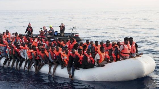 Migranti, Mattarella: "Sono i nuovi schiavi, non si può guardare altrove"