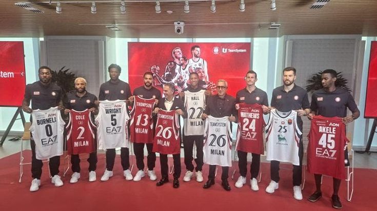 L’Olimpia presenta i nuovi acquisti: “Qui per vincere, obiettivo Eurolega”