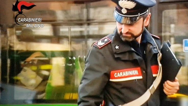Sul bus senza biglietto aggredisce i controllori: arrestato un 24enne nel Milanese 