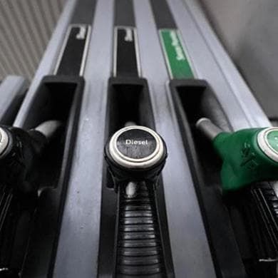 Caro carburanti, l’87% dei distributori ha tagliato i prezzi. E c’è chi li ha alzati