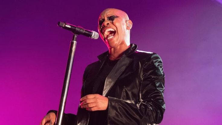 Skin sul palco di Sanremo per duettare con i Santi Francesi
