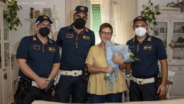 Rischia di partorire in strada, polizia locale la scorta in ospedale. Gli agenti aspettano la nascita del piccolo "Teo"
