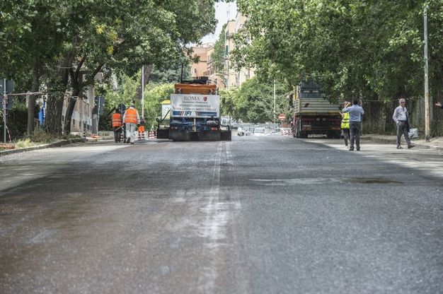 Buche a Roma, arriva la 'gilsonite' per sigillare l'asfalto. Al via la sperimentazione