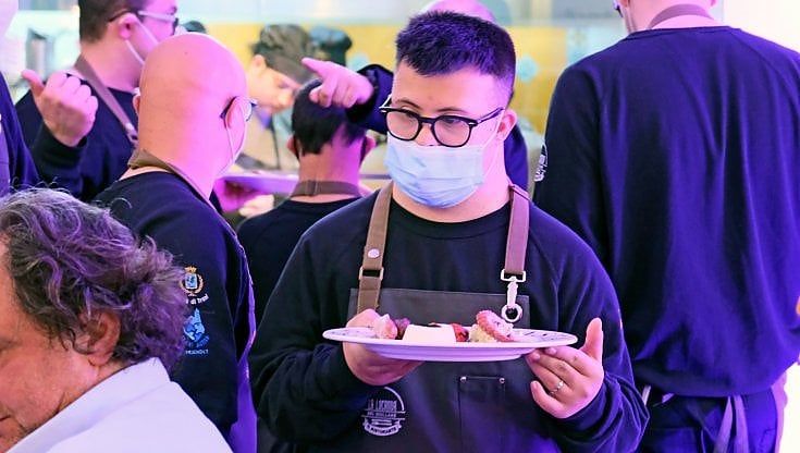 Trani, apre il ristorante inclusivo con teatro: al lavoro chef e camerieri con disabilità. "Così abbattiamo le barriere"