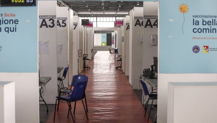 Covid-19, chiude l'hub della Fiera: dal 1° gennaio tamponi e vaccini solo all'Asp