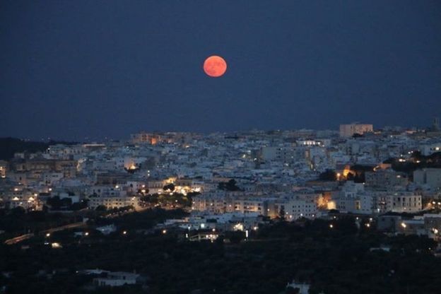 La luna piena su Ostuni è uno spettacolo di colori