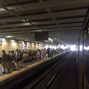 Napoli, sciopero Circumvesuviana: centinaia di persone bloccate sulle banchine