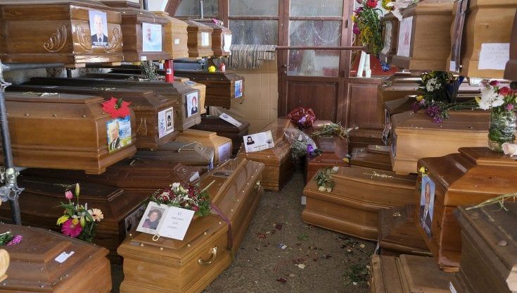 Le salme in attesa di sepoltura sono oltre mille, l'assessore: "Mi vergogno"
