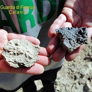 Misterbianco, chiazza d'inchiostro blu nelle campagne: sequestrata industria di carta e cartone