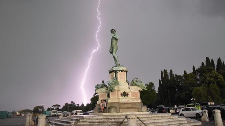 Maltempo con temporali, vento e grandinate in tutta Italia: in otto regioni allerta arancione
