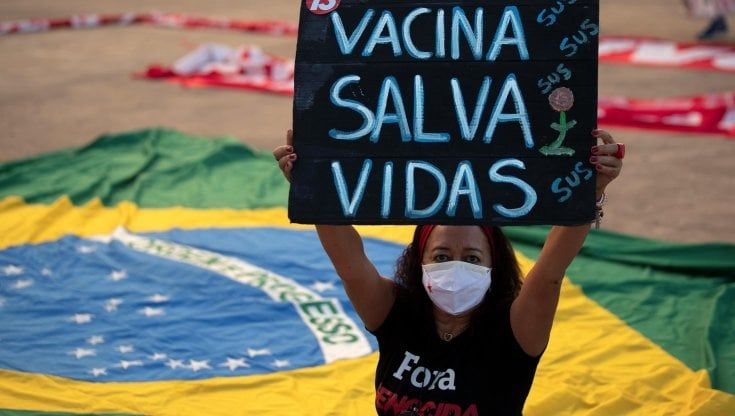 Coronavirus nel mondo, Oms: "Picco in Europa il più preoccupante da mesi". La Regina Elisabetta ha ricevuto anche la seconda dose