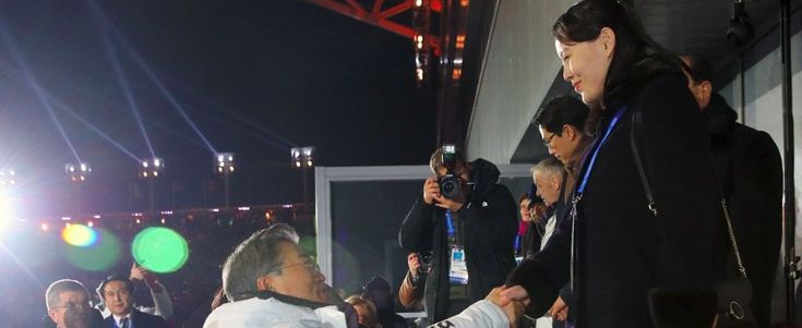 PyeongChang 2018, Giochi al via: storica stretta di mano tra sorella di Kim e presidente Moon. Usa disertano cena del disgelo tra due Coree