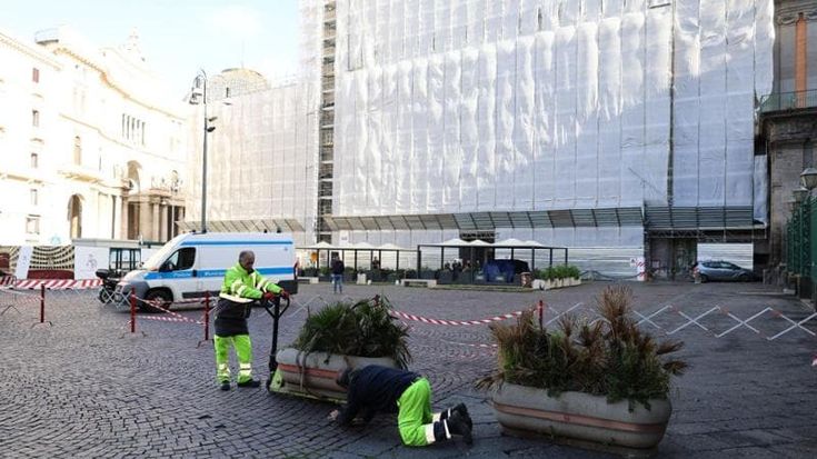 Napoli, via le auto dall’area pedonale di Palazzo Reale: fioriere al posto del parcheggio abusivo