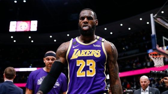 Basket Nba: i Lakers passano a Denver, ko Milwaukee. Toronto si ferma a Brooklyn