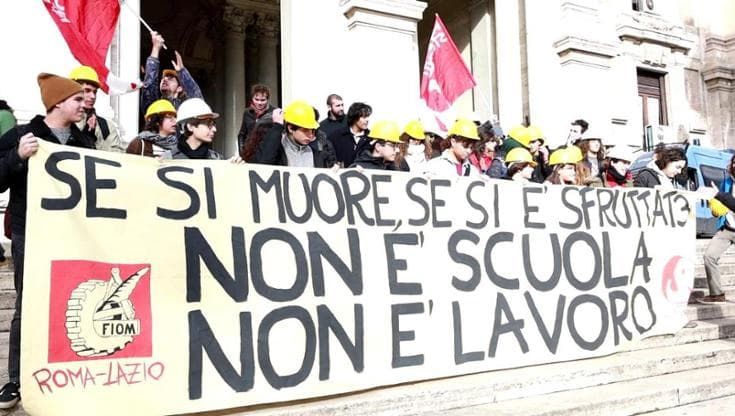 Alternanza scuola-lavoro, protesta degli studenti sotto al ministero per ricordare Lorenzo Parelli