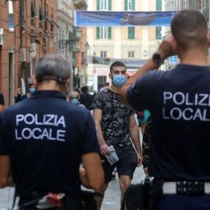 Il sindaco Bucci: "Sulle mascherine tolleranza zero e multe dure". Allo studio l'intervento del Reparto Mobile della polizia