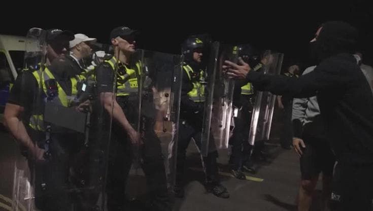 Gb, protesta anti immigrazione a Portsmouth: scontri tra manifestanti e polizia