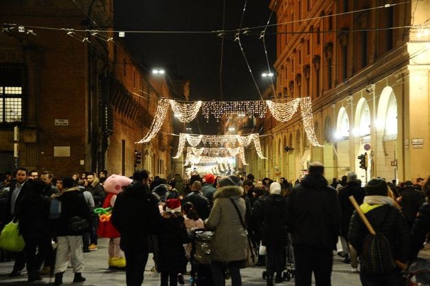 Si accende la città, le luci di Natale a Bologna