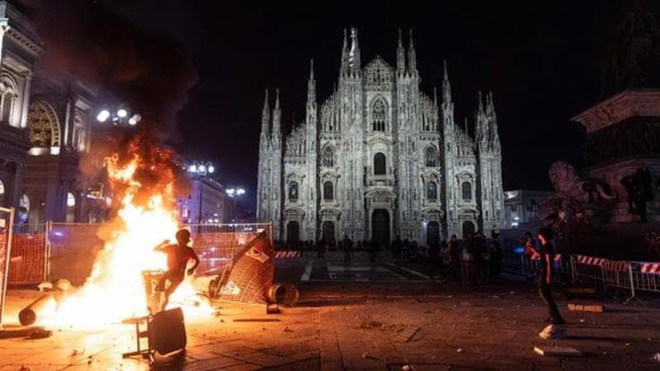 Scontri in Duomo: 16 arrestati tra cui 11 minori. Cento feriti tra le forze dell’ordine