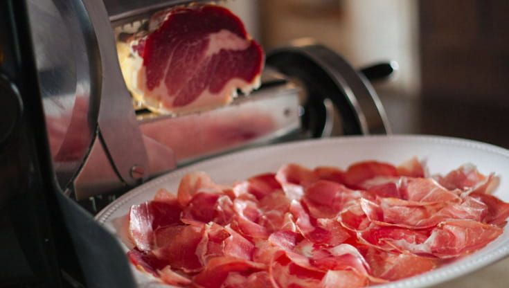 Dalla Bassa alla tavola di re Carlo III: viaggio nel regno del culatello