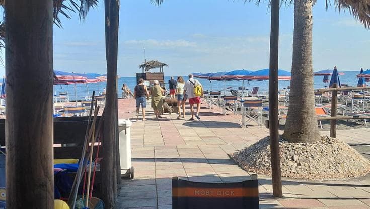 In Puglia lidi ancora aperti, i gestori smentiscono FdI: “Tanti turisti, ma non ci sono i bagnini”